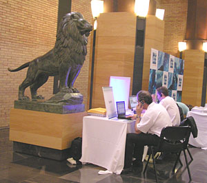 Trabajando frente al leon del Auditorio