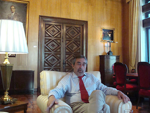 Juan Alberto Belloch, alcalde de Zaragoza, en su despacho. 13-6-2012