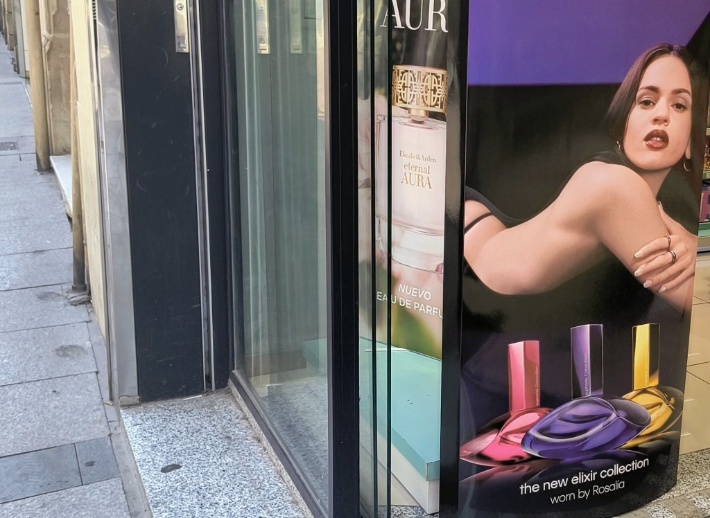 Anuncio de Rosalía en tienda de cosméticos. M GIstaín