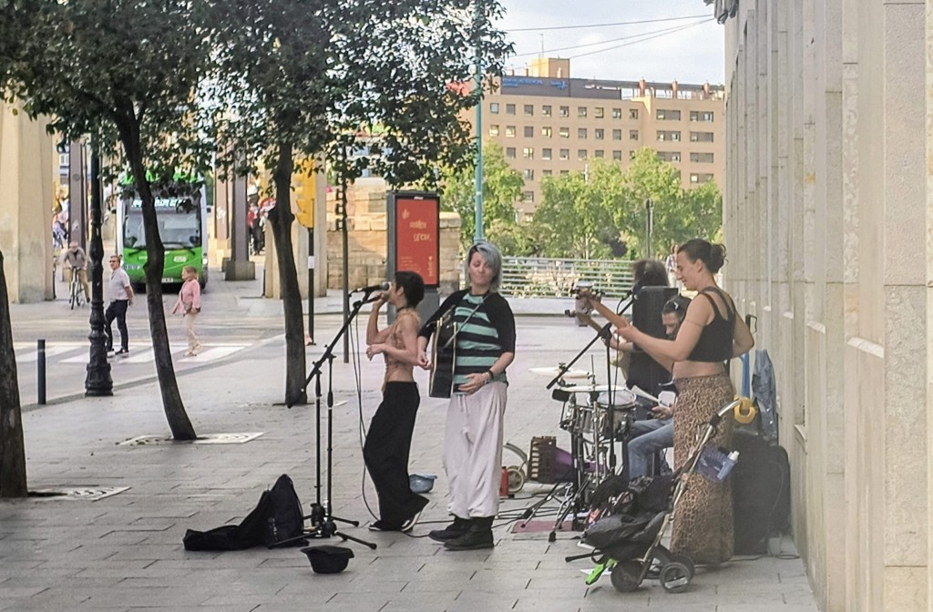 Cantando en la calle Don Jaime. M Gistaín