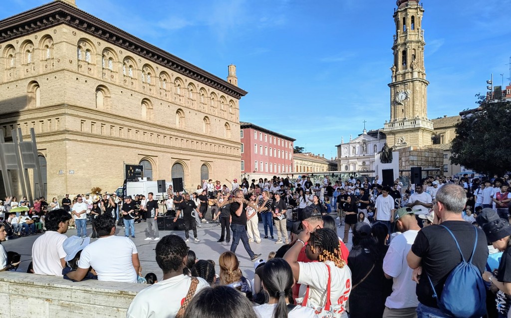 Domingo de Resurrección en plaza del Pilar, iglesia Betel. M Gistaín