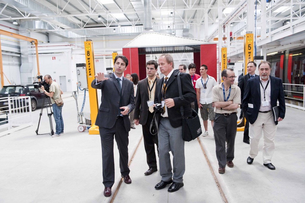 El gerente de Los Tranvías de Zaragoza, Alejandro Moreno, explicando a los asistentes los detalles de la nave de mantenimiento 