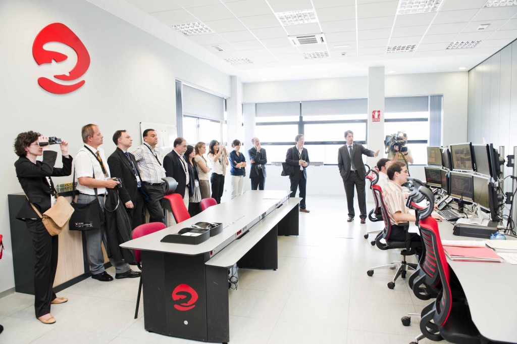 Los visitantes en el Puesto de Control Central (PCC) de Los Tranvías de Zaragoza