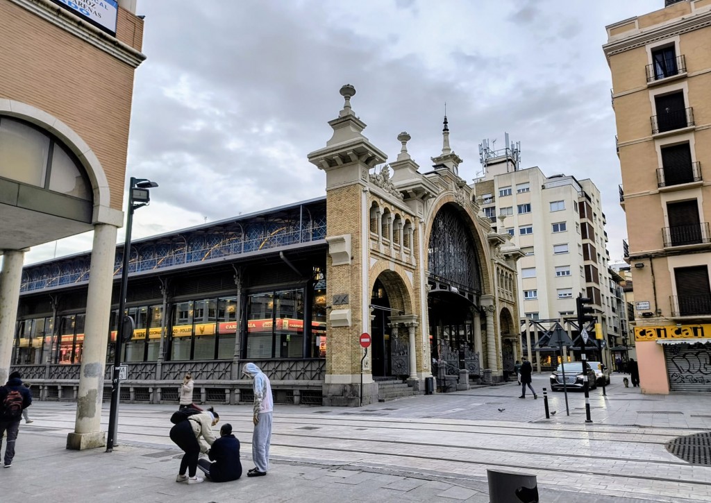 Nubes, cierzo, Mercado Central. M Gistaín