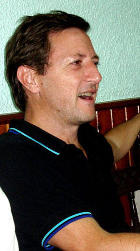 Ignacio Martínez de Pisón cantando en Casa Emilio en septiembre de 2011, última cena con Félix Romeo. Foto de Alejo Lorén.