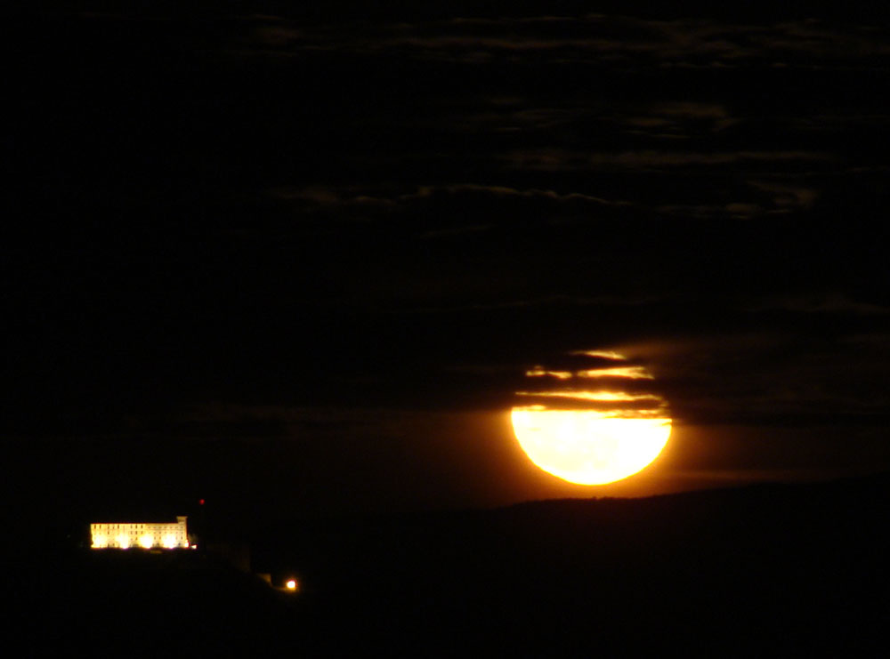 La luna sobre el monasterio del Pueyo