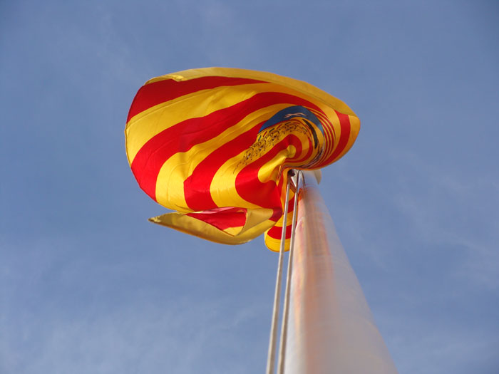 Bandera de Aragón delante del Edificio Pignatelli, sede del Gobierno