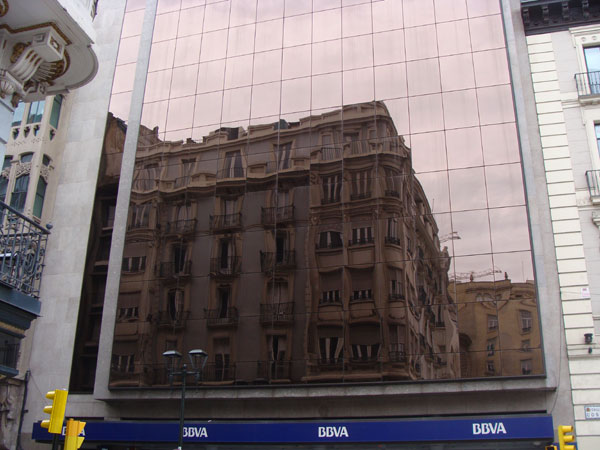 Edificio plaza España en Zaragoza, reflejado en la fachada del BBVA