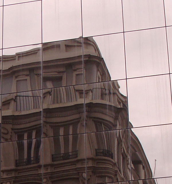 Edificio plaza España en Zaragoza, reflejado en la fachada del BBVA