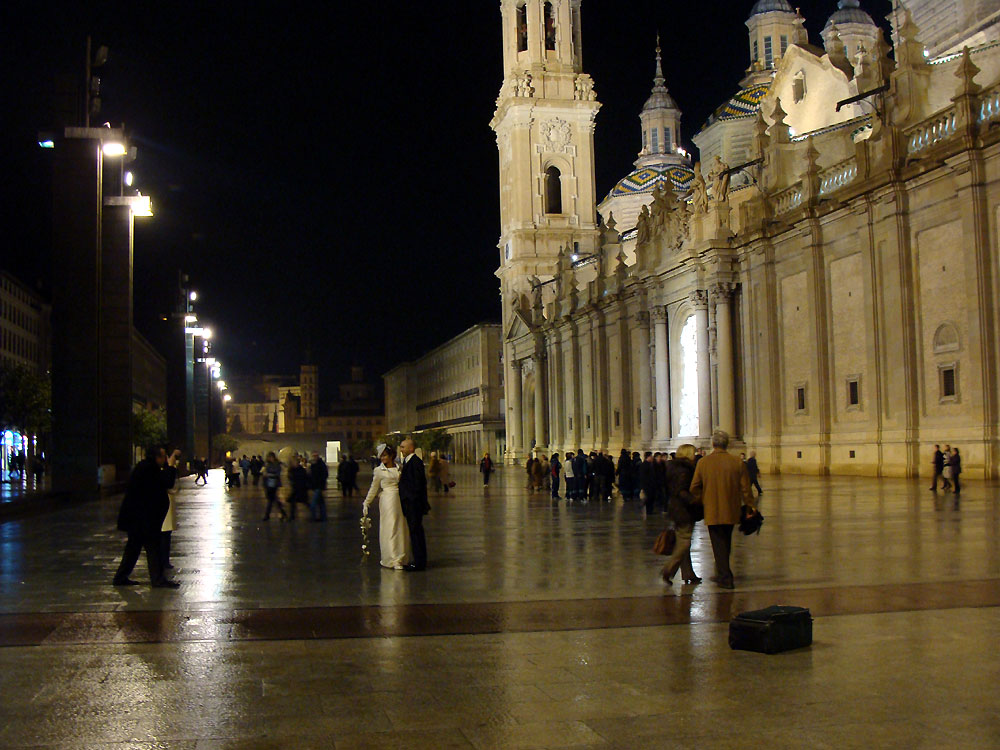 Pareja de novios en la Plaza del Pilar. Sábado 16 de enero, a las 20 horas.