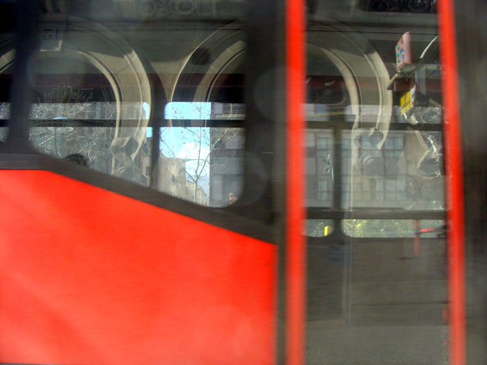 Paseo Sagasta reflejado en el bus
