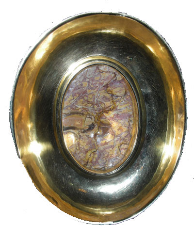 El Pilar que sostiene a la Virgen está excavado por los besos