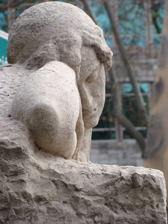 Escultura “Mujer dormida” en Zaragoza