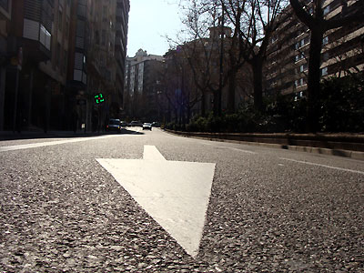 Flecha pintada en el asfalto en el Paseo Sagasta