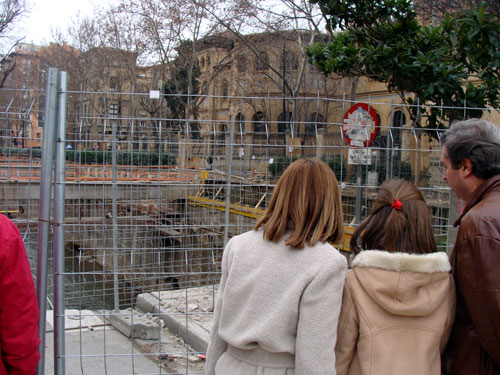 Gente viendo el río Huerva descubierto por el centro de Zaragoza