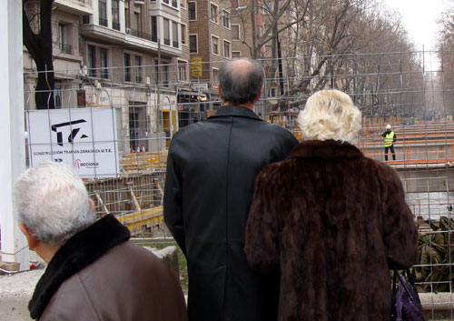 Fotos de gente viendo el río Huerva descubierto por el centro de Zaragoza