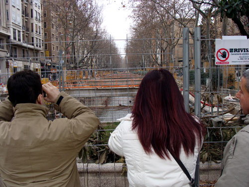 Fotos de gente viendo el río Huerva descubierto por el centro de Zaragoza