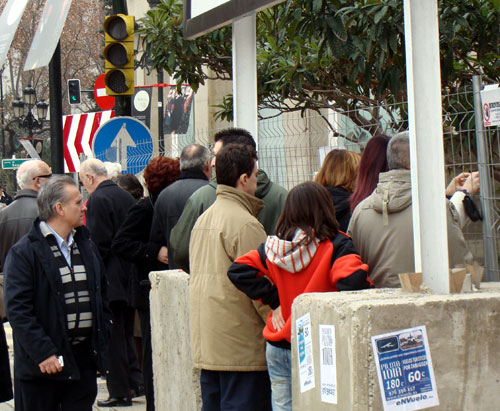 Fotos de gente viendo el río Huerva descubierto por el centro de Zaragoza
