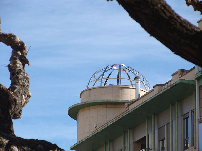 Cúpula metálica hueca del edificio donde está la Granja Anita en la Plaza de Navarra, Huesca