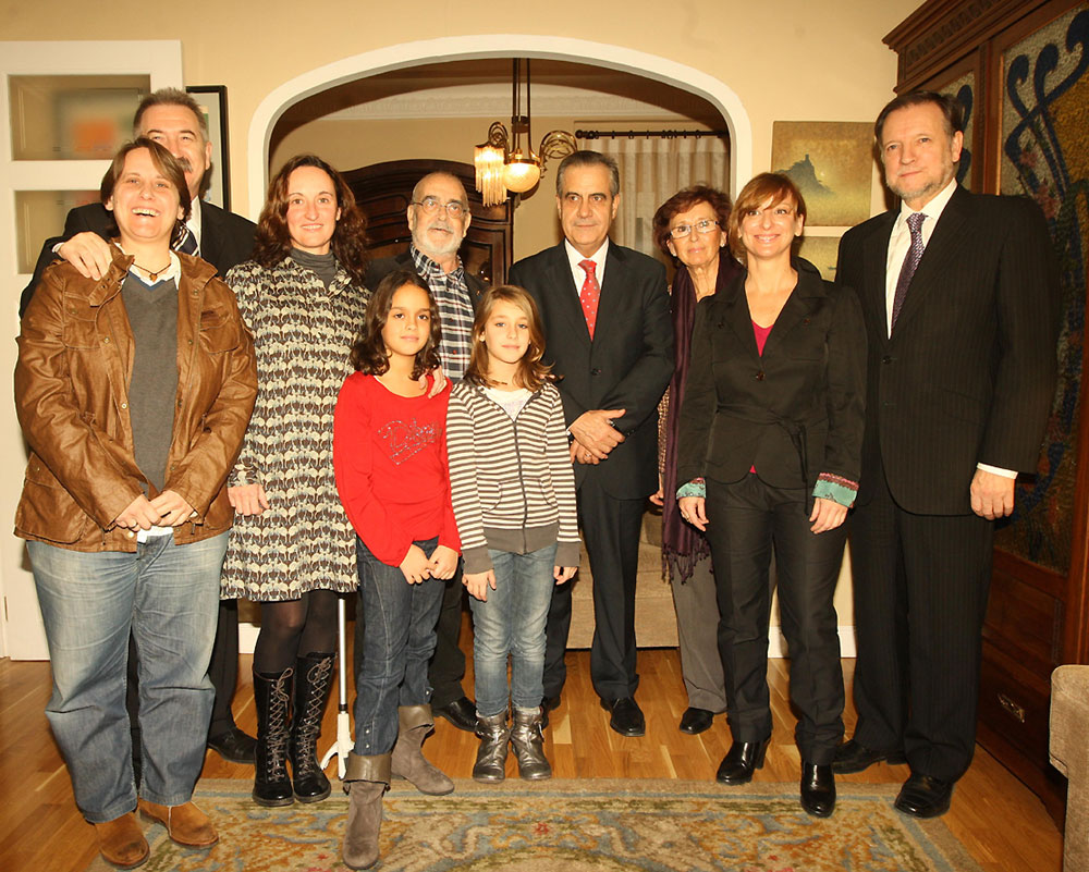 José Antonio Labordeta rodeado de su familia recibe la medalla al mérito del trabajo de manos del ministro Corbacho en presencia de Marcelino Iglesias