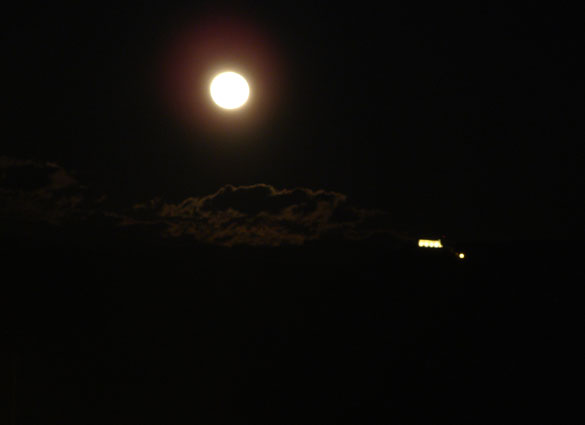 Luna llena sobre el monasterio del Pueyo de Barbastro