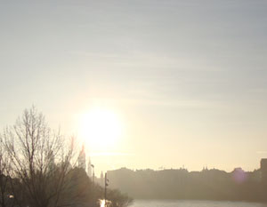 Foto del sol sobre el Pilar y el Ebro