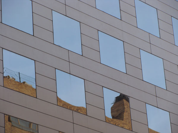 Fachada del edifico de la Seguridad Social en camino las Torres 22 en Zaragoza